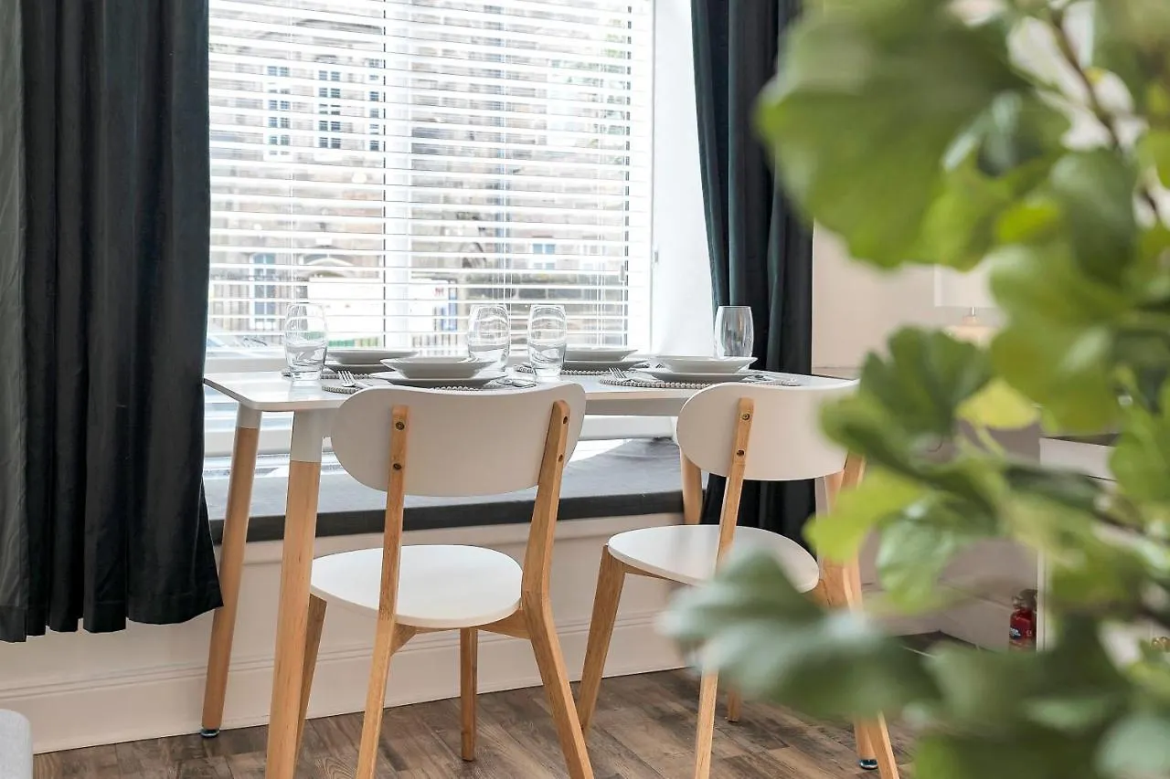 City Centre 2 Bedroom Main Door Apartment Edimburgo